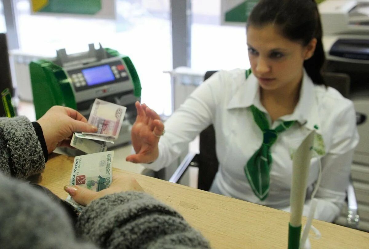 Кассир в банке. Кассир-операционист банка. Кассир в банке. Кассир в банке. Сотрудник банка.