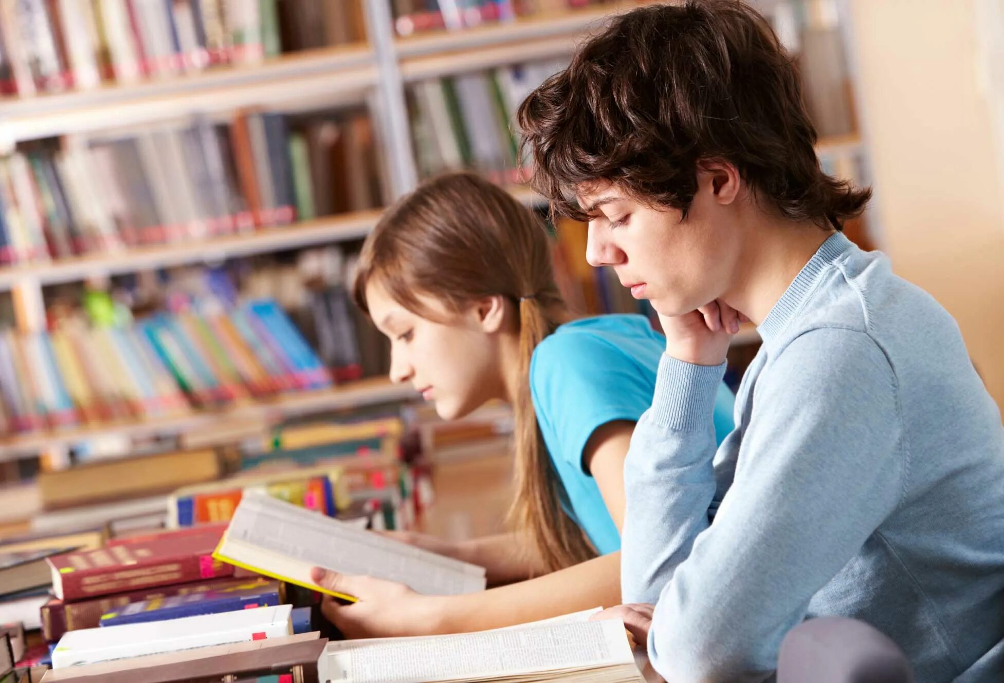 Подростки в библиотеке. Чтение подростки. Ученик с книгой. Дети и подростки в библиотеке.