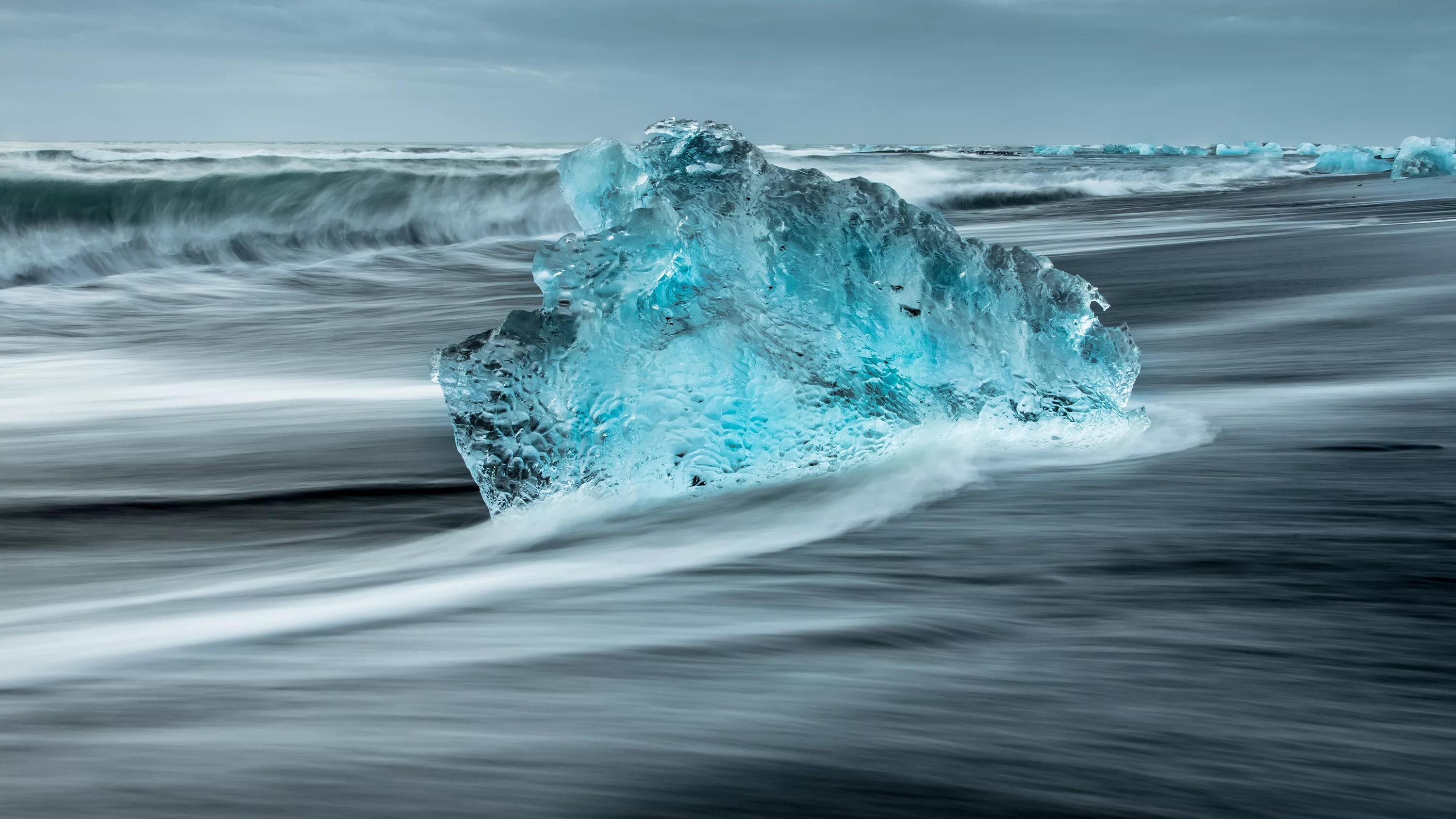 Кристальное море. Ледяное море. Волны и лед. Заставка на рабочий стол лед. Холод лед.