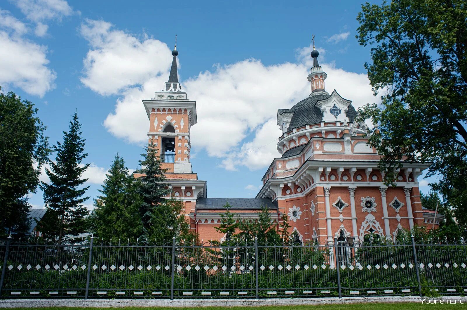 Ивантеевка московская область сайт. Смоленская Церковь Ивантеевка. Храм Смоленской иконы Божией матери в Ивантеевке. Дендрологический парк Ивантеевка. Смоленский храм Ивантеевка 1990.