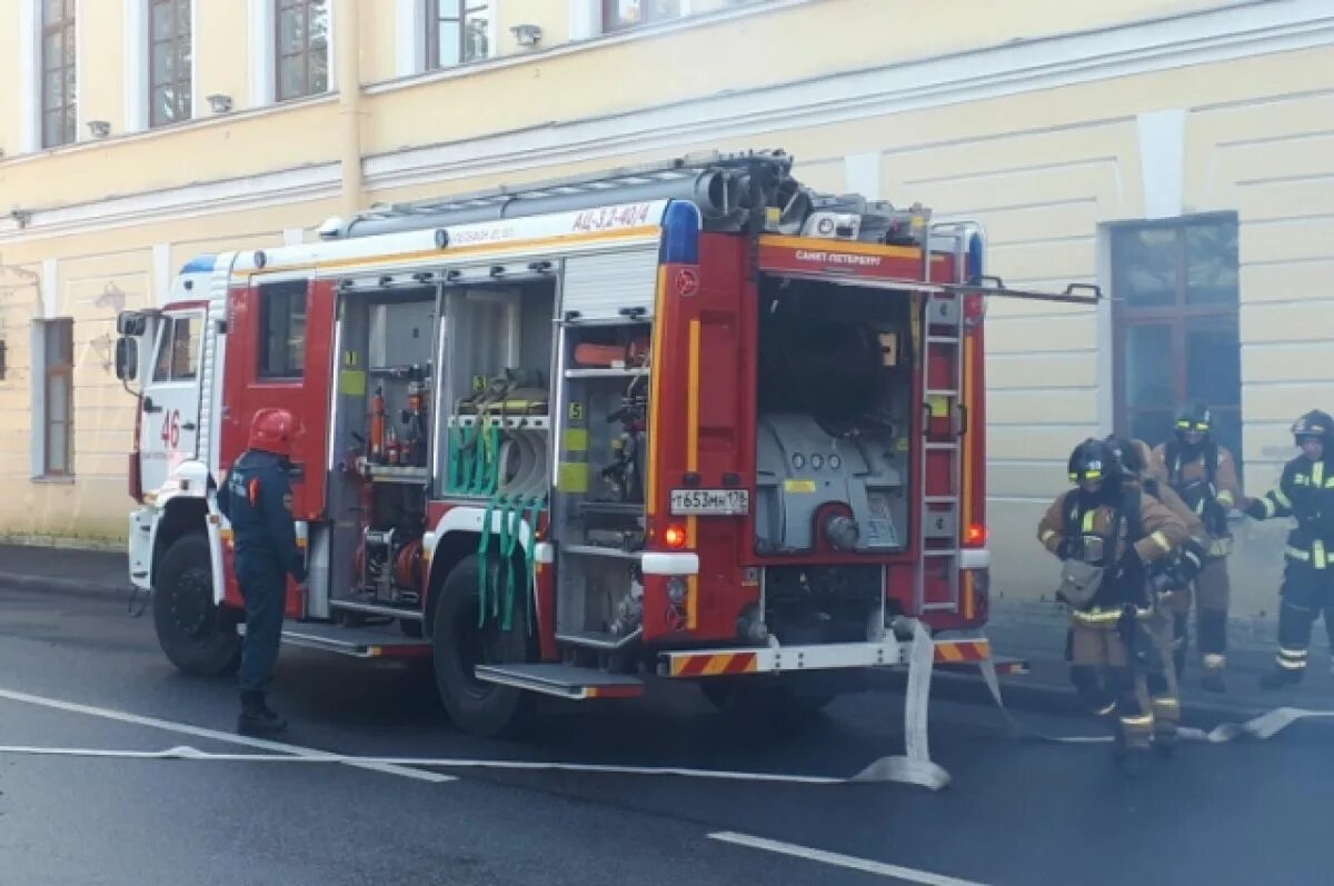 Пожар на наставников. Пожар в Санкт-Петербурге. Пожар на Стачек. Дом Пожарников. В Питере. МЧС Санкт-Петербург.