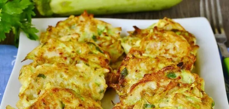 Драники картофельные с кабачком рецепт пошаговый. Драники с картошкой. Драники на крупной терке. Из кабачков драники рецепт фото с разрезом. Кабачковые драники.