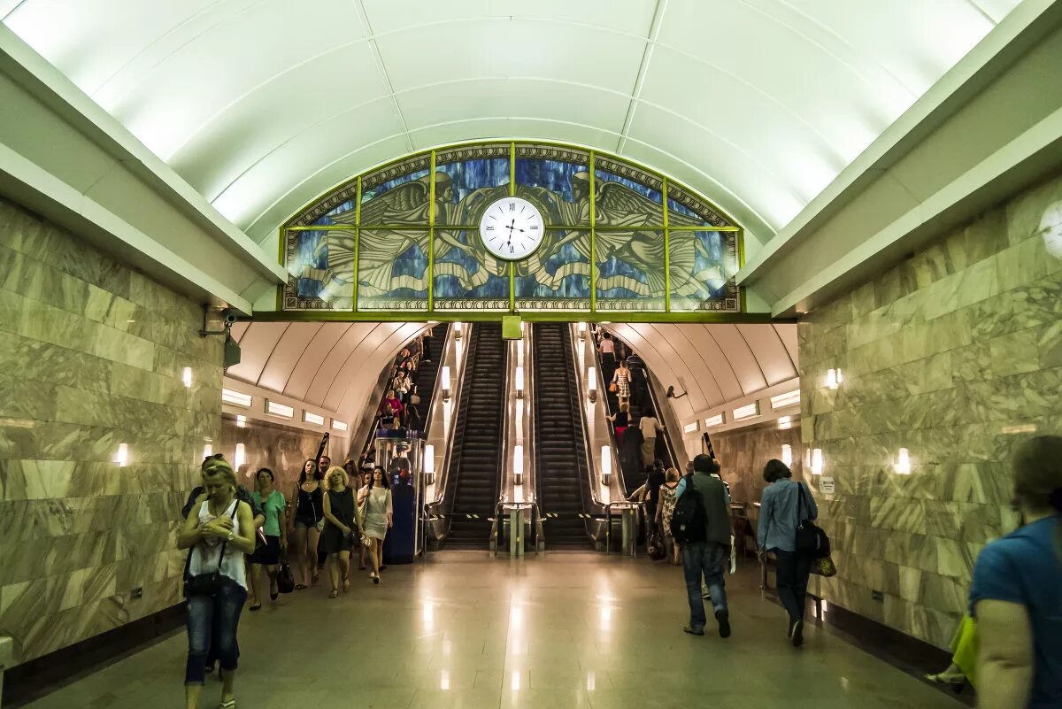 Станции метрополитена спб. Петербургский метрополитен станция Адмиралтейская. Станция метро Адмиралтейская СПБ. Адмиралтейская станция метро Питер. На платформе метро Адмиралтейская Санкт-Петербург.