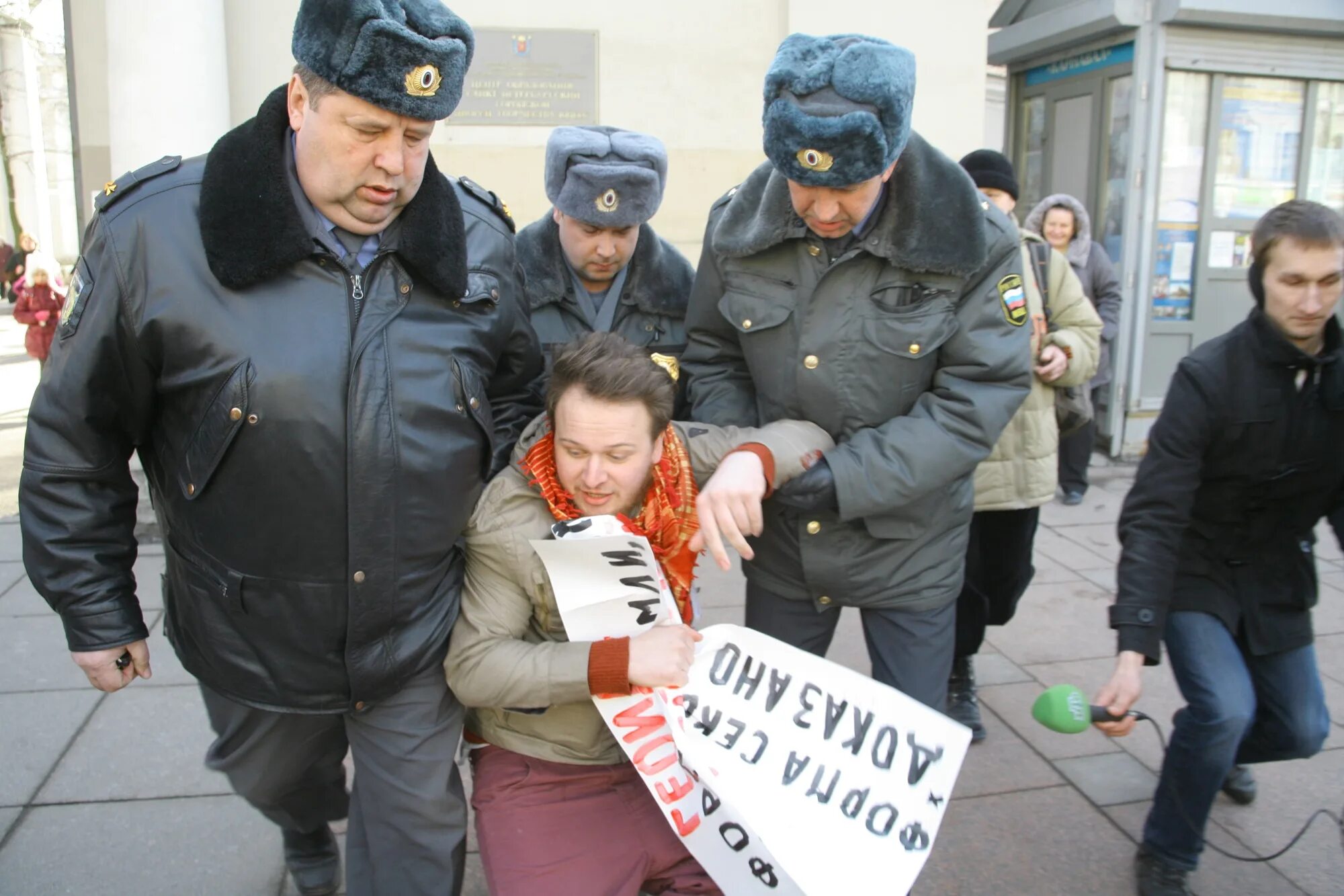 Арест даже. Бабушку арестовали за плакат. Менты за Путина. Мент с плакатом. Менты на красной площади.