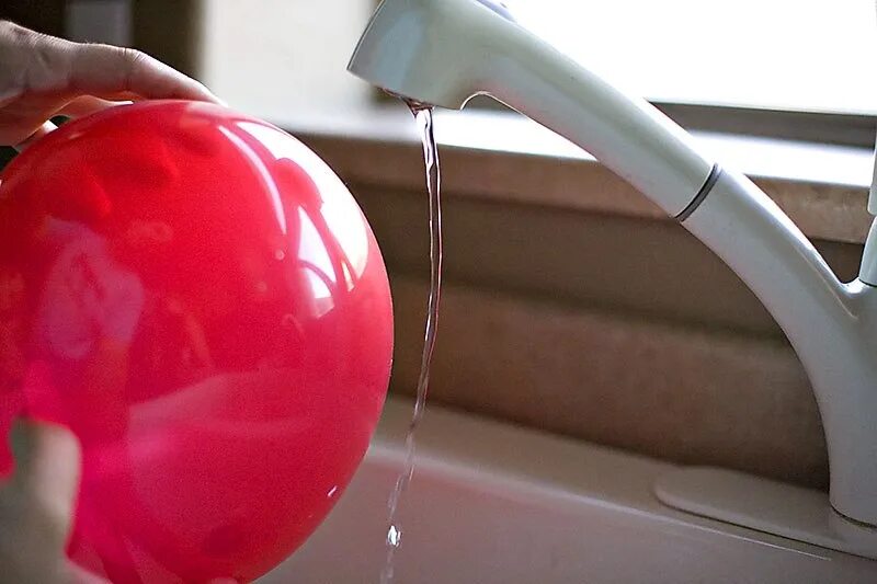 Налить воду в шар. Наэлектризованный воздушный шарик. Статическое электричество шарик. Опыт с шариками статическое электричество. Статическое электричество и вода.