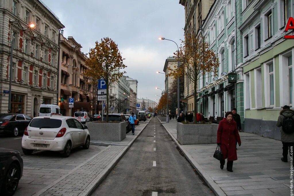 Зачем нужны улицы. Велодорожка на Неглинной. Середина ноября городские улицы. Велодорожка на Неглинной в Москве. Улица в профиль фото.