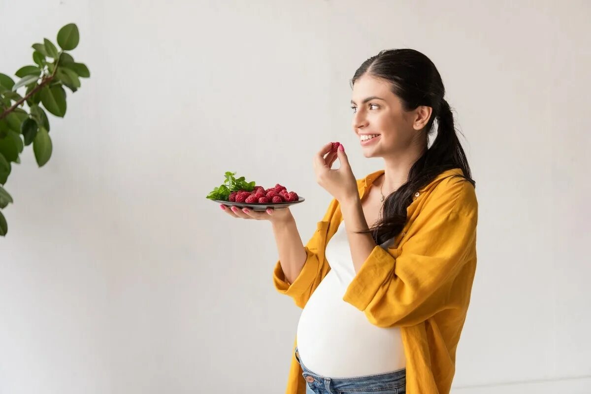 Беременным есть фрукты. Питание беременной женщины картинки.