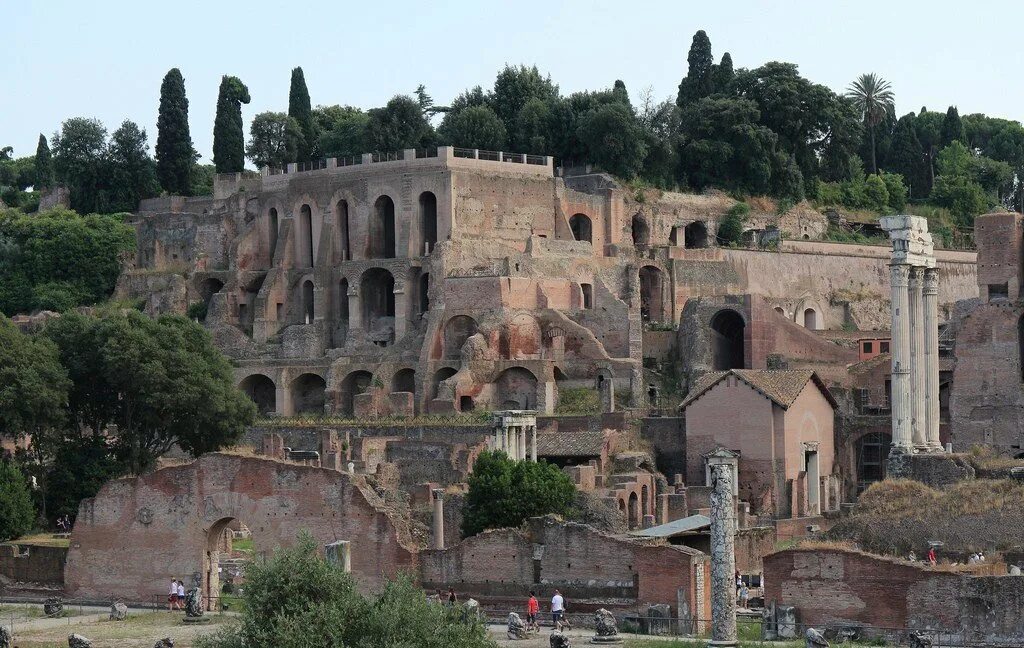 Холм древнего. Палатинский холм в Риме. Палатин холмы Рима. Дворец Цезаря в Риме на Палатинском Холме. Холм палатин в древнем Риме.