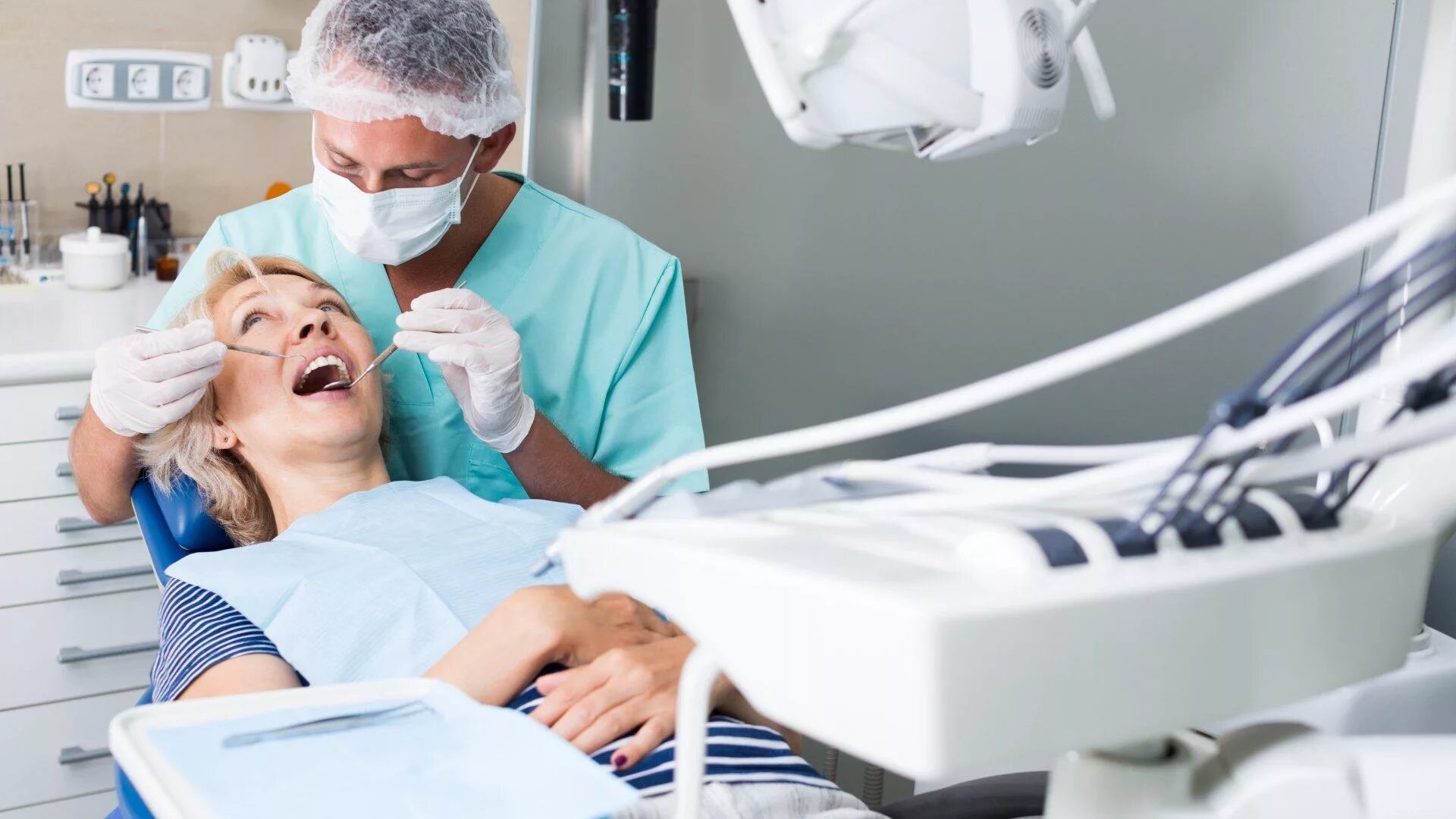 Стоматологического больного. Стоматолог и пациент. Довольный пациент у стоматолога. Хирургическая стоматология.