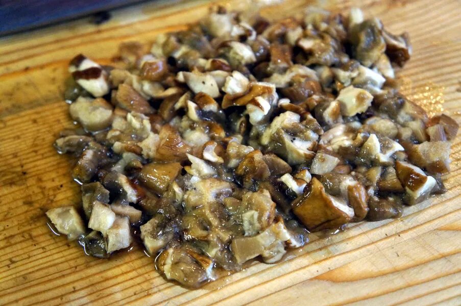 пластинки сушеных грибов. белый гриб сушеный резаный сорт 3. грибы белые резаные кубик (1/10) вологда. белый гриб резаный. белый гриб кубик замороженный.