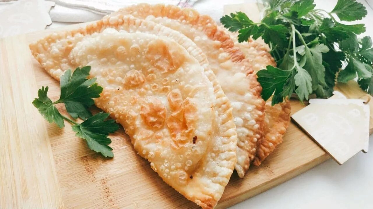 Хрустящее тесто для чебуреков. Пузырьковые чебуреки. Вкусное тесто для чебуреков пузырчатое и хрустящее. Чебуреки с пузырьками. Пузырчатые чебуреки на горячей воде