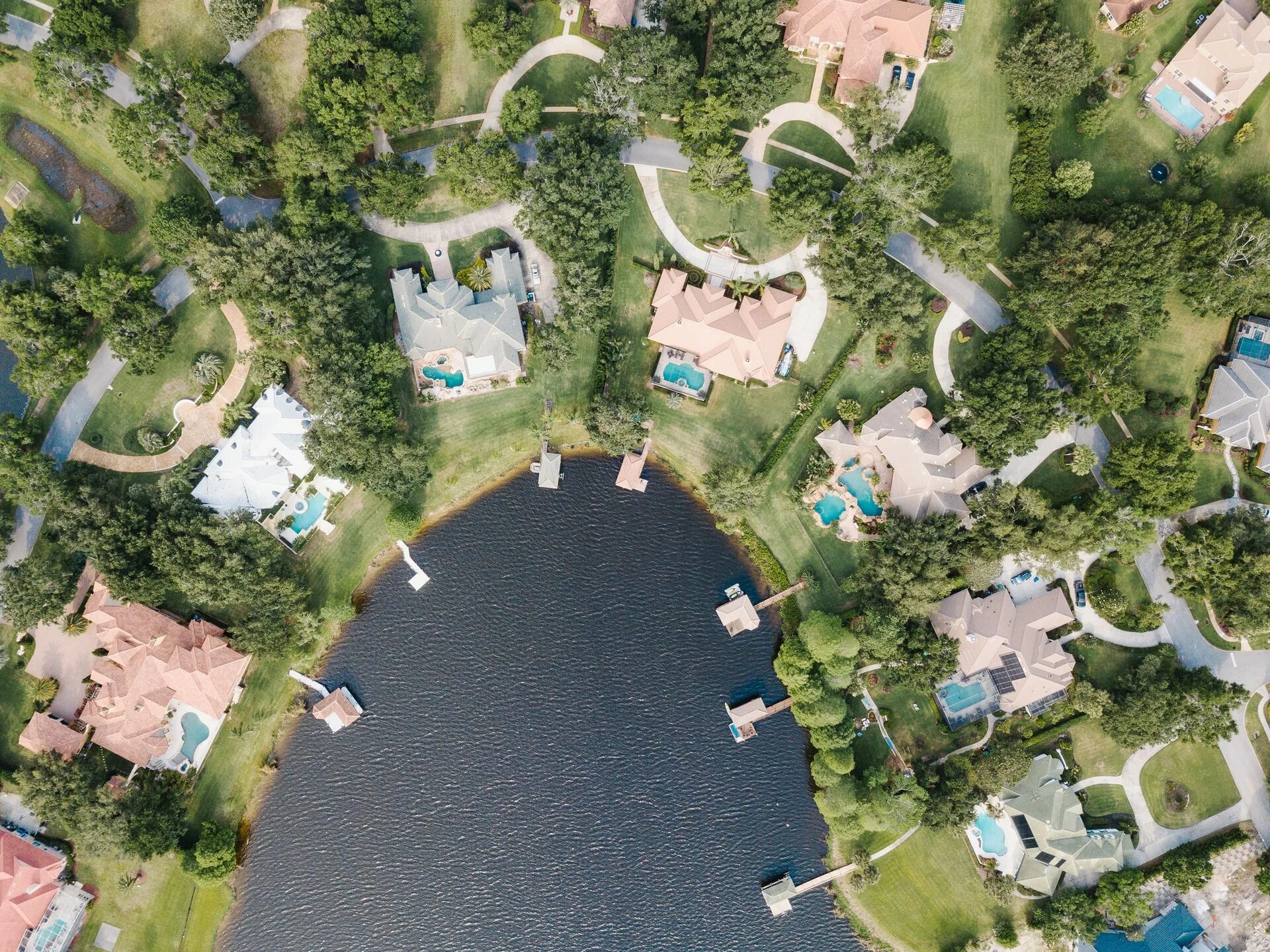Города окруженные водой. Дом окруженный водой. Вилла окруженная водой. Карликовый дом. Aerial Photography 00011 туя дома.