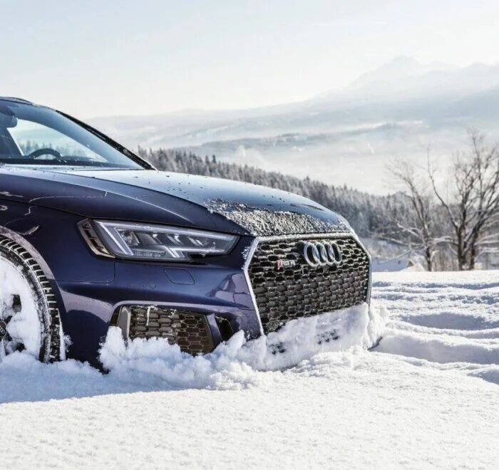 Ford focus 3 stuck in snow. Лучшие авто для зимы. 2017 dodge challenger gt awd. Из лета в зиму машина. Lamborghini багажник.