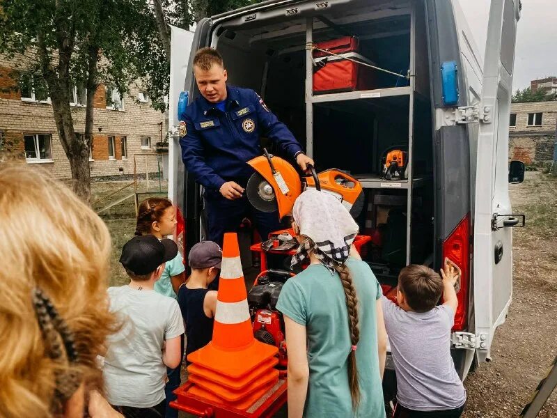 Волонтерство спасатели. Волонтеры спасатели. Фон волонтеры спасатели. Добровольная пожарная команда. Добровольчество в мчс россии.