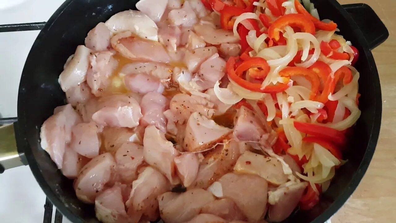 Простые рецепты с куриной грудкой на сковороде. Грудка с овощами на сковороде. Куриная грудка с овощами на сковороде. Куриная грудка с болгарским перцем на сковороде. Курица тушеная с болгарским перцем.