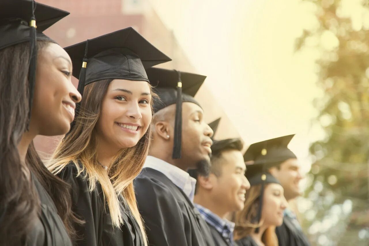 High school graduates. Выпускник вуза. Шапочка студента. Учеба в университете за границей. Американские студенты.