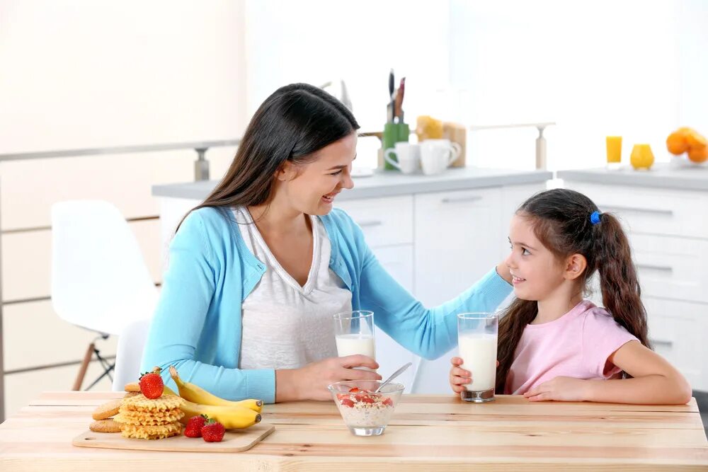 Mother has a daughter. Мама с дочкой за столом. Семья молоко. Мама и дочка за столом радость. Мама с семьёй и молоком.