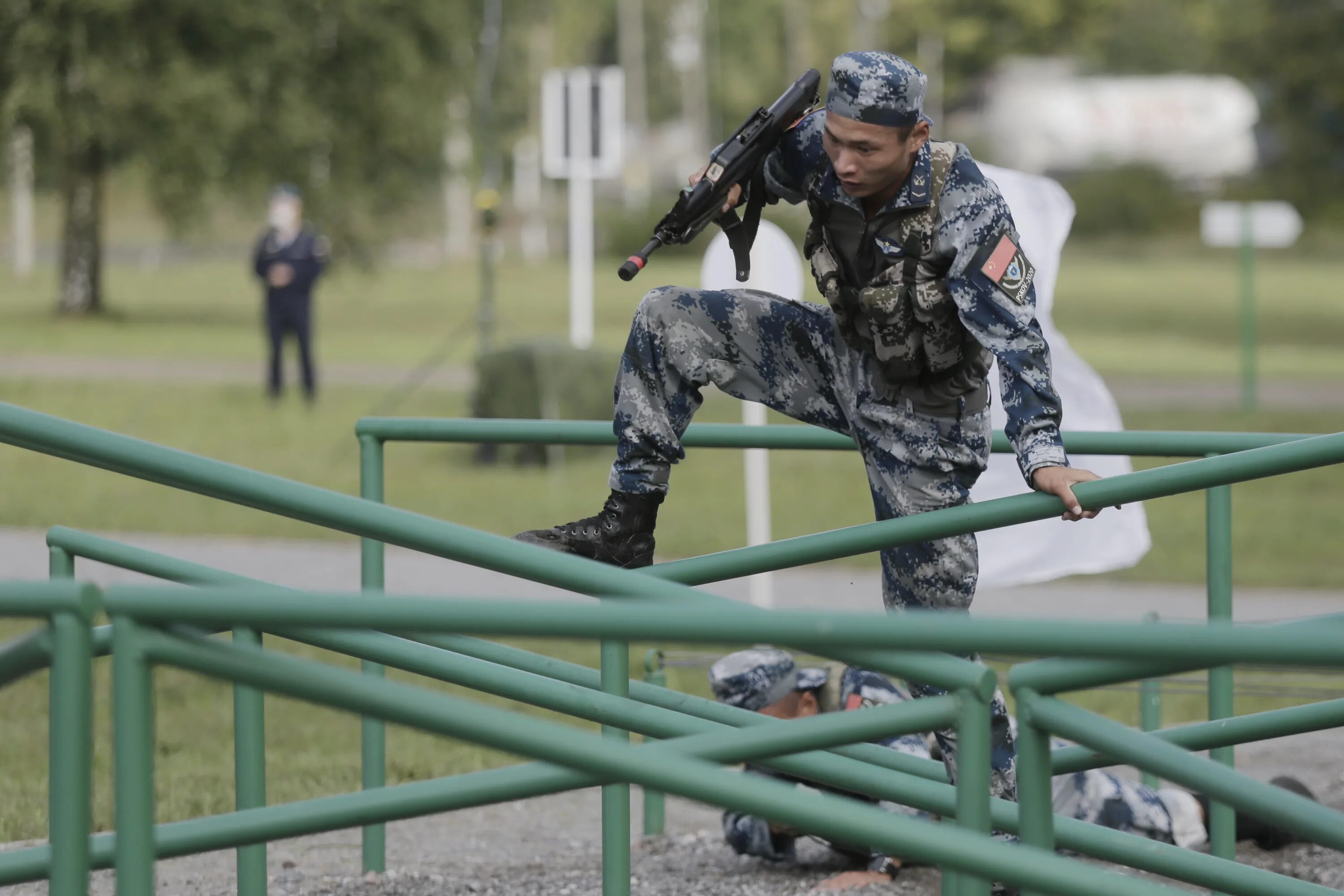 Горизонтальное препятствие. Полоса препятствий. Полоса препятствий армейская. Преодоление полосы препятствий. Полоса препятствий соревнования.