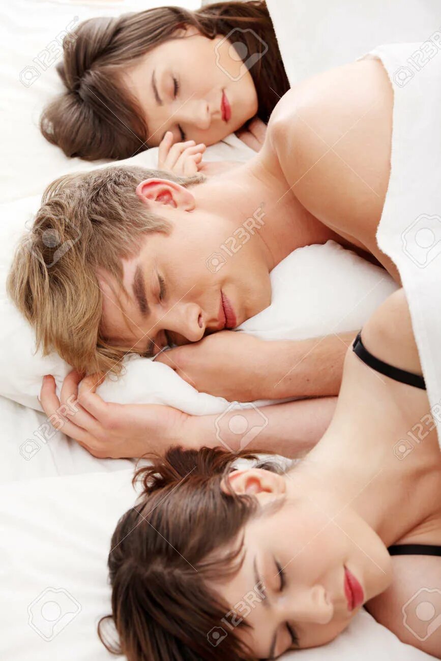 Threesome joins. Young в постели. Девушка лежит с двумя парнями в постели. Заниматься в постели с двумя женщинами.