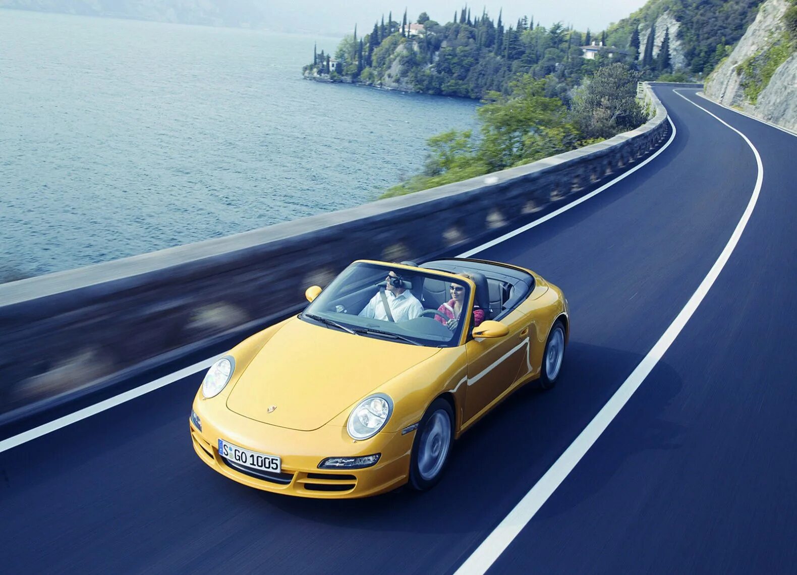 Порше едет. Порше едет. Порше 911 на дороге. Порше едет. Porsche cayman gt4.