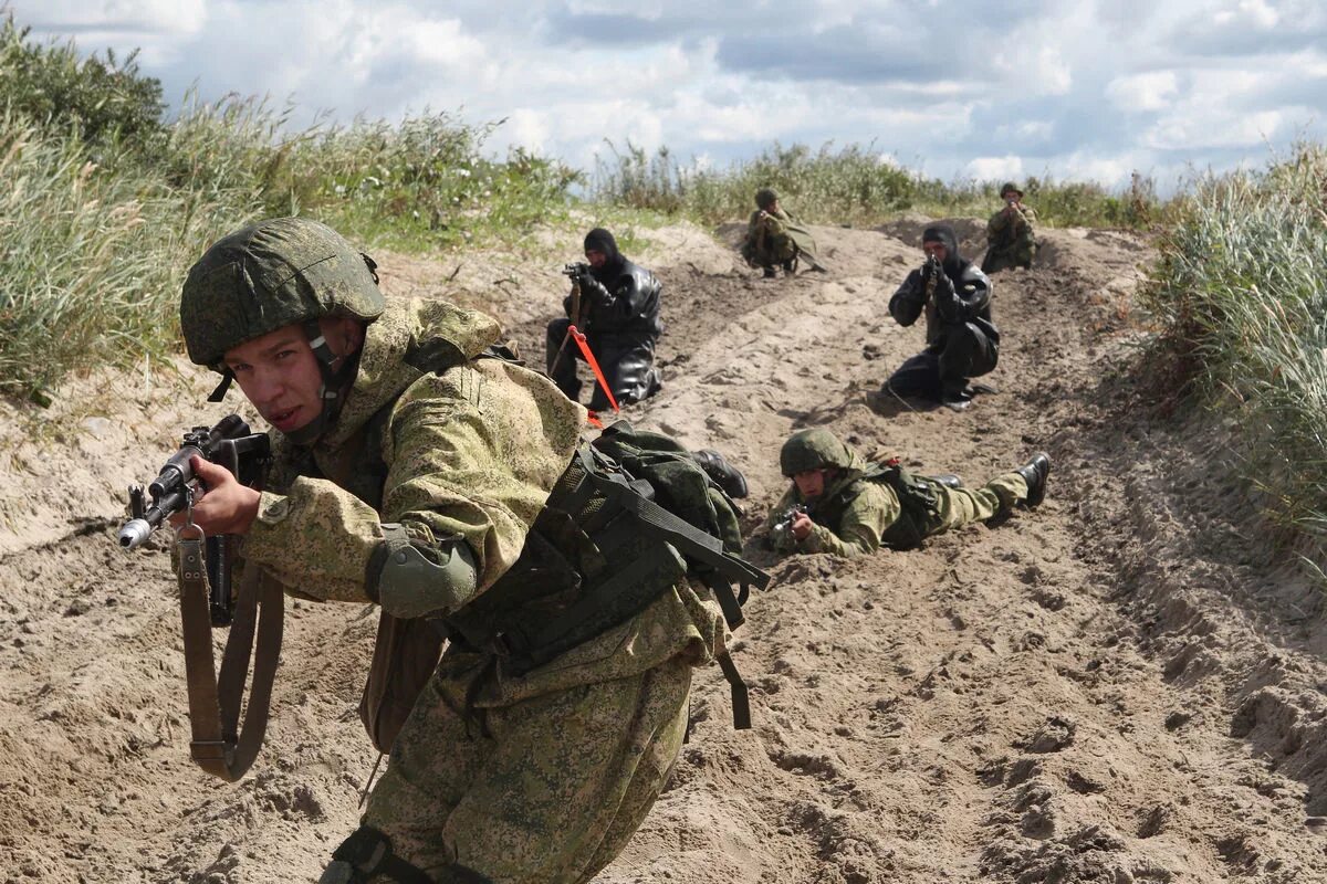 Учение вооруженное нападение. Солдаты на полигоне. Полевые учения. Военные учения. Военные учения на полигоне.