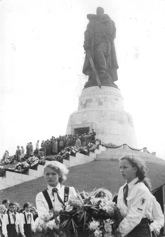 В трептов парке стоит памятник. Трептов парк ГДР. Немецкие пионеры. День освобождения в ГДР. День Победы в ГДР.