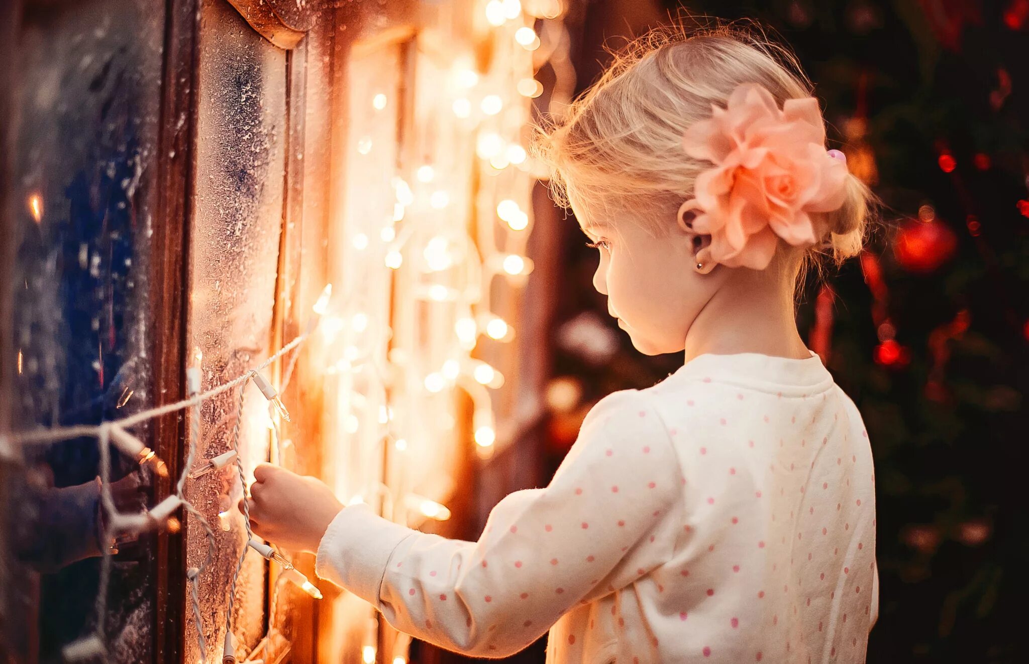 Музыка огней детская. Фотосессия с гирляндой на окне. Ребенок с гирляндой. Фонарик для детей. Новогоднее волшебство для детей.