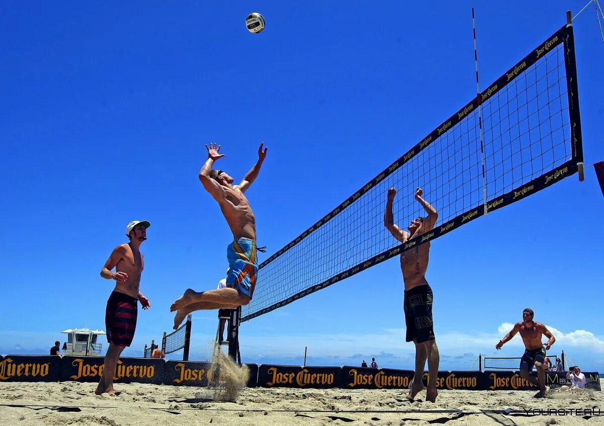 Пляжный волейбол 2x2. Пляжка волейбол. Пляжный волейбол мужчины. Волейбол на пляже. Мужчины играли в волейбол