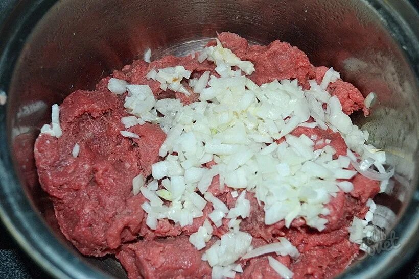 В фарш для котлет кладут яйцо. Фарш с луком. фарш из мяса с луком. фарш мясной с луком. котлеты с говяжьего фарша.