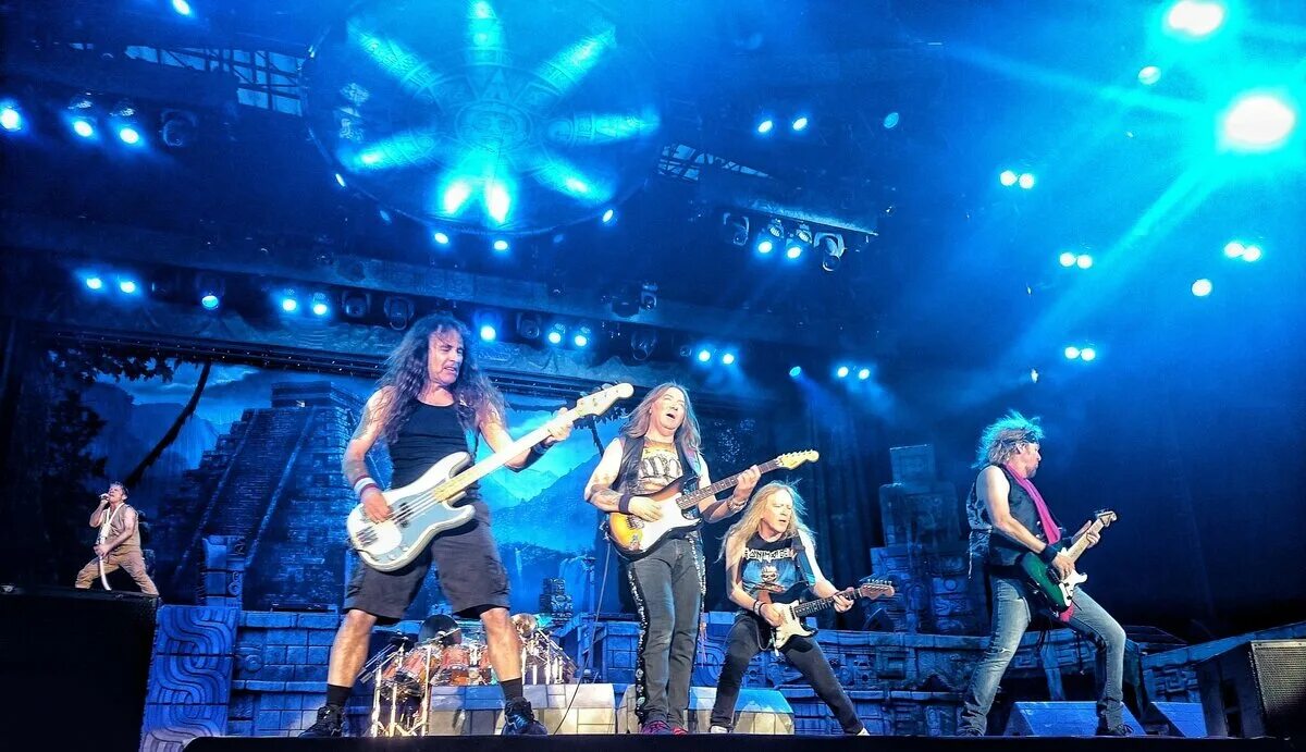 Рок и металл концерты в москве. Iron Maiden концерт. Айрон мейден концерт. Группа Айрон мейден на концерте. Айрон мейден выступление.