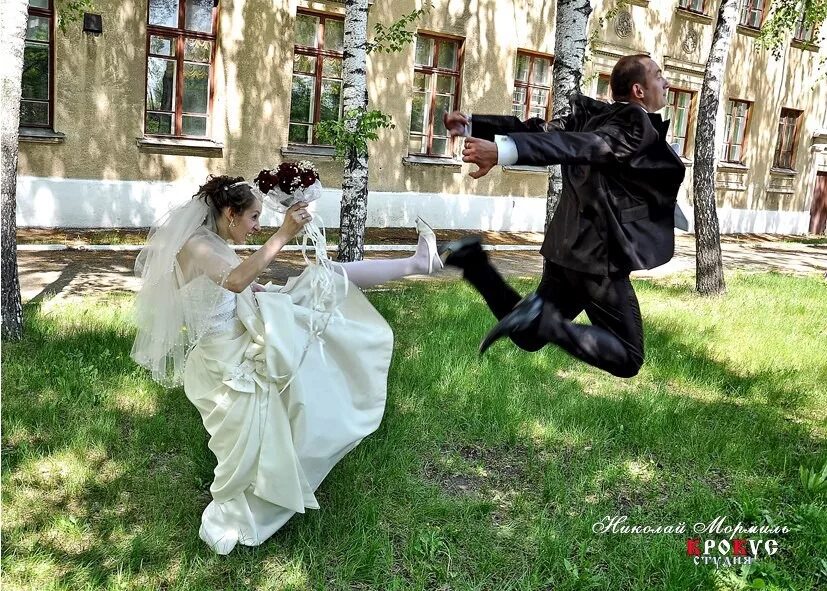 Свадьба фотограф от бога. Смешные свадебные фотосессии. Фотограф от бога смешные фото. Фотограф от бога мем. Свадебное фото за кадром.