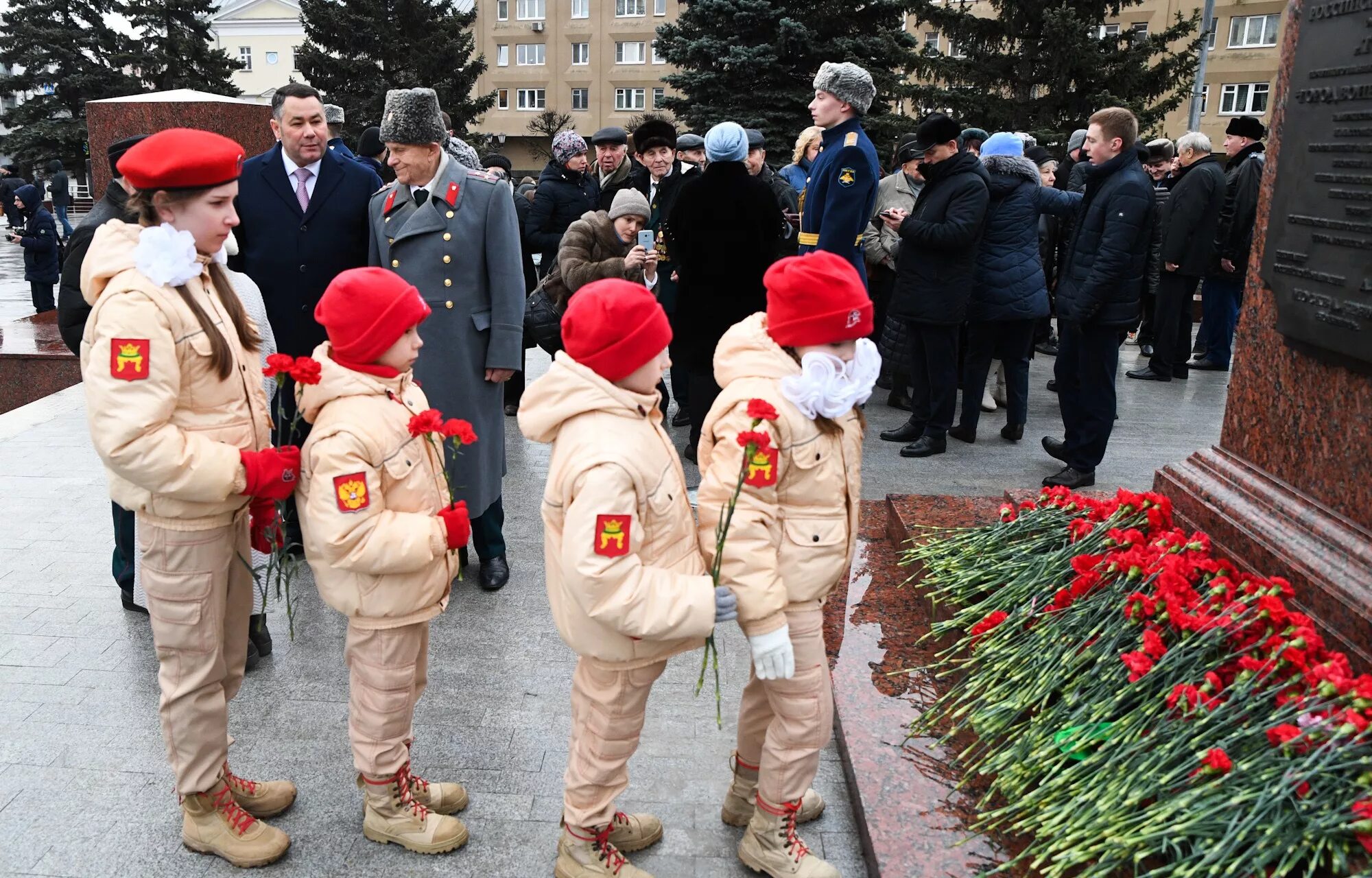 Цвета дня победы. Обелиск Победы в день освобождения Калинина. 9 Мая день Победы возложение цветов. День освобождения Калинина возложение цветов у обелиска. Возложение цветов Тверь.