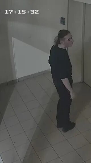 Как попасть в подъезд. Чужой подъезд. подростки в подъезде чужого дома. парень с девушкой в подъезде.