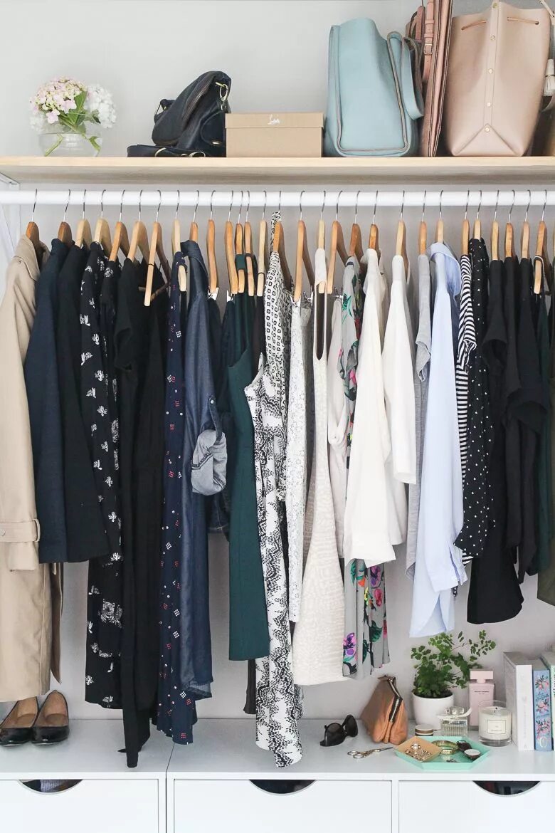 Магазин женской одежды полки обои. Шкаф с вещами. Хранение вещей в шкафу. Одежда на полках. Одежда на полках.