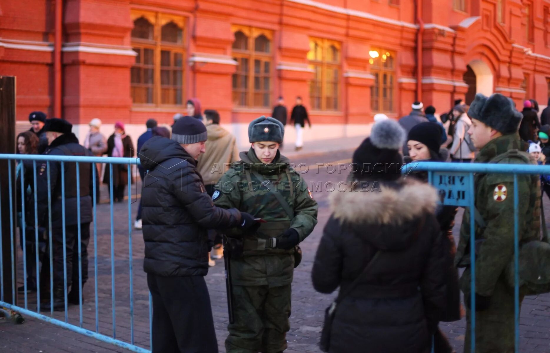 Полицейские на красной площади. Полиция на красной площади в Москве. Полицейские на красной площади на митинге.