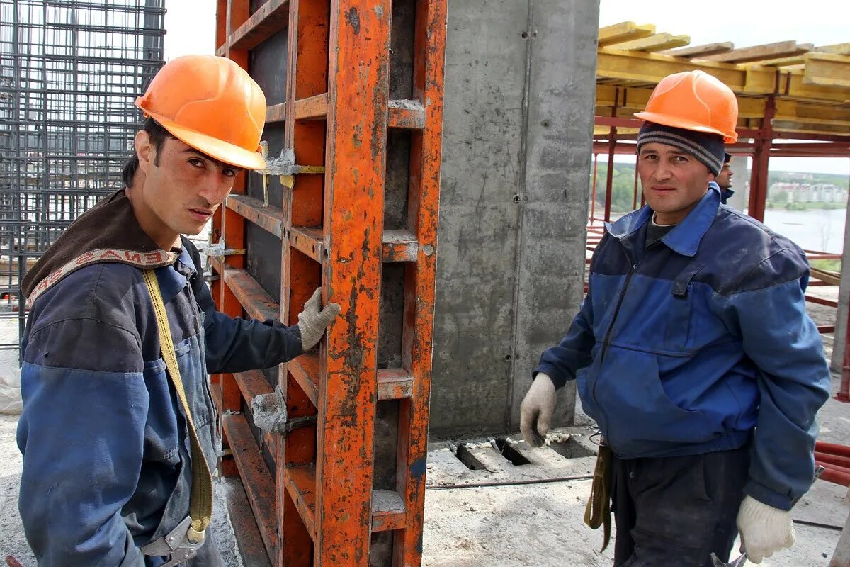 узбеки на стройке. таджики на стройке. гастарбайтеры на стройке. рабочие на стройке. строитель гастарбайтер.