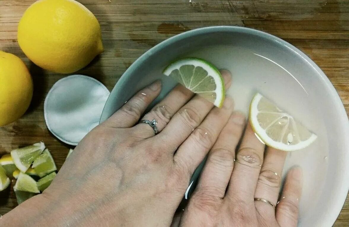Как отмыть лимон. Лимон на ногтях. Лимон в руке. Ванночка для ногтей с лимоном. Лимонный сок для ногтей.
