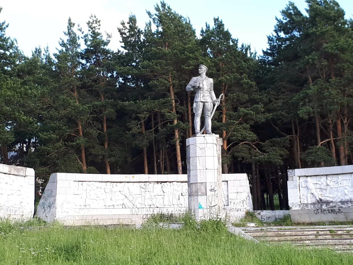 Памятник Блюхеру в Белорецке. Памятники города Белорецка Блюхеру. Памятник Блюхеру Белорецк после реконструкции.