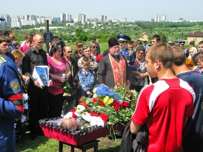 Похоронить на родине. Саша Родин Саратов похороны. Прощание с родиной фото. Похороны на Родина фото.