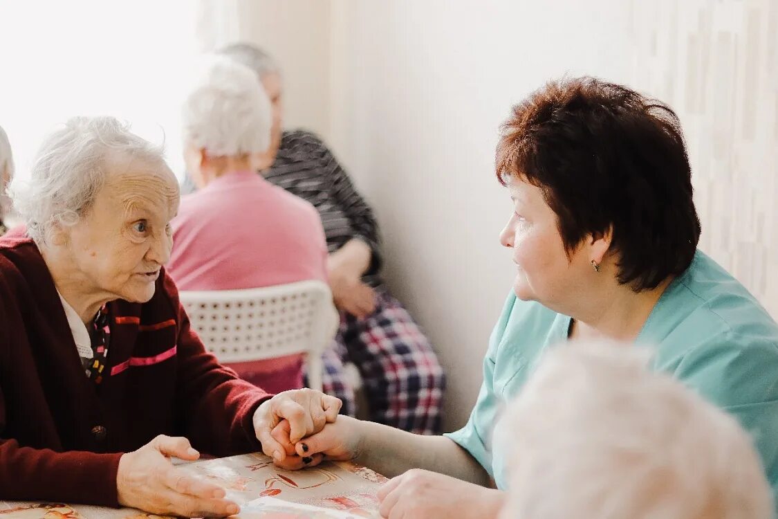Частный дом престарелых. Забота дом престарелых. Пансионат забота для пожилых людей. Дома престарелых в Великобритании.