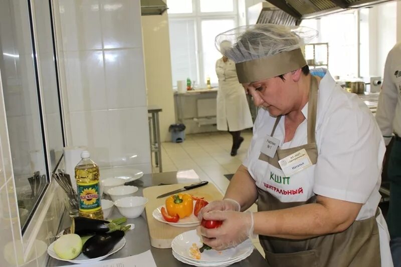 Сколько поваров в столовую