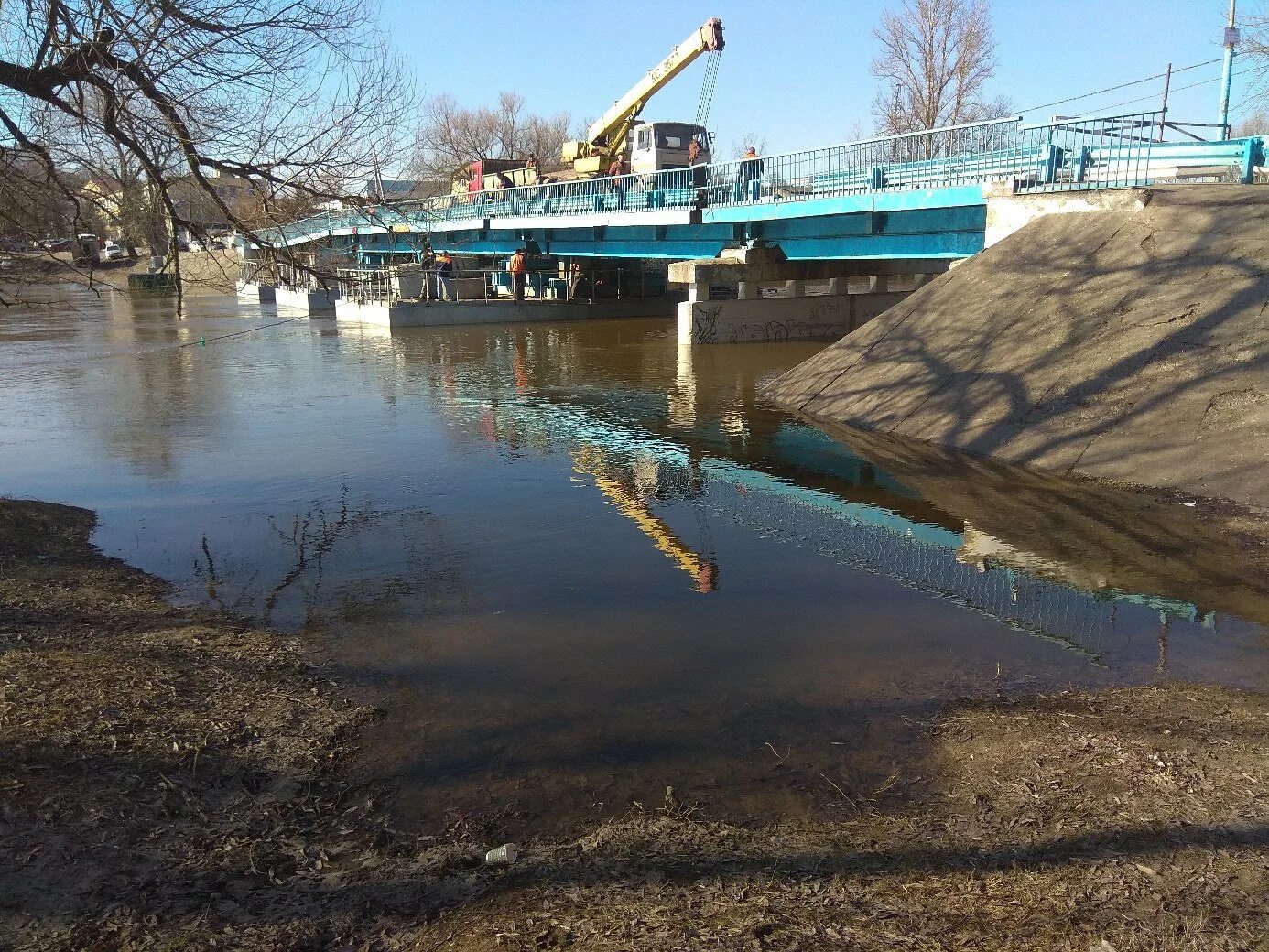 Подъем воды в брянске сегодня. Понтонный мост Брянск набережная. Новый мост на набережной Брянск. Набережная реки Десна Брянск. Река Снежеть Брянск.