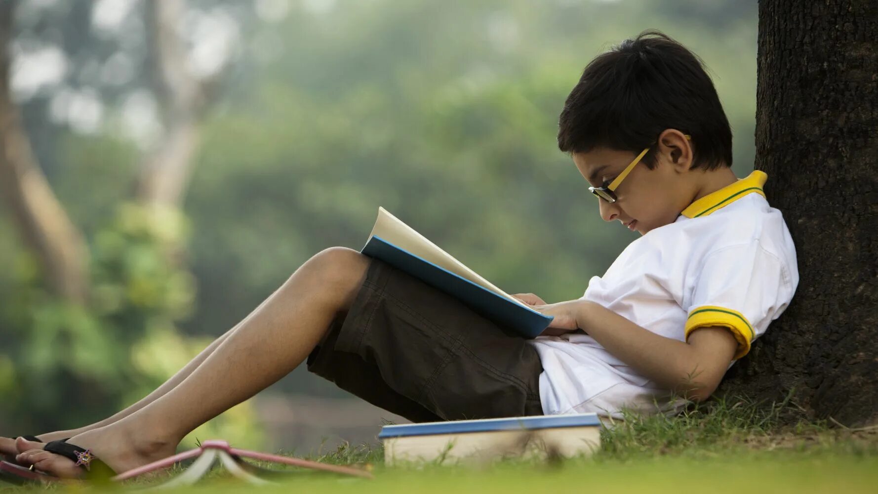 Children read books. Children who read books. The boy is reading a book. Indian books.