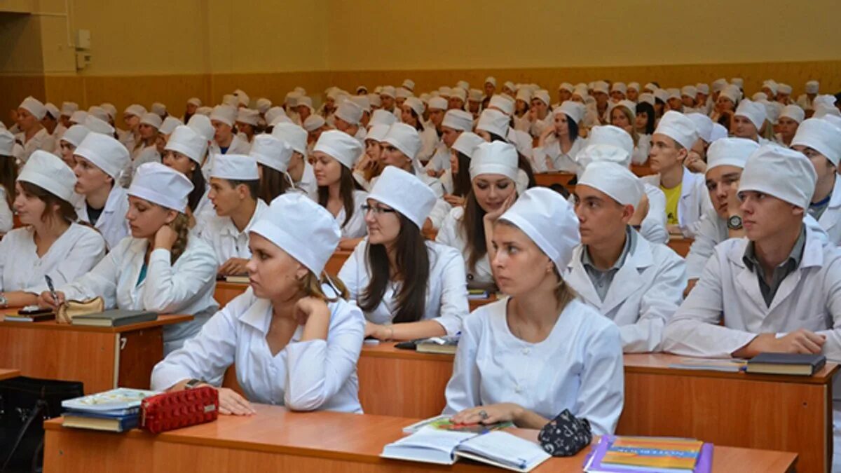 Студенты медики. Студенты волггму. Молодой врач. Медицинский вуз самое дешевое. Фармацевтический корпус кгму.