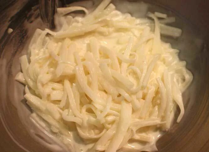 поделки из редьки. тертая редька с майонезом. салат с дайконом и морковью с майонезом. салат из редьки с майонезом. салат с редькой.