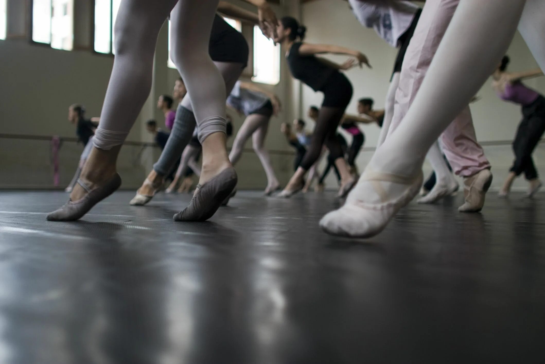 Танец где танцуют ногами. Ноги танцора. Балет в балетках. Танец ногами. Ноги народных танцоров.