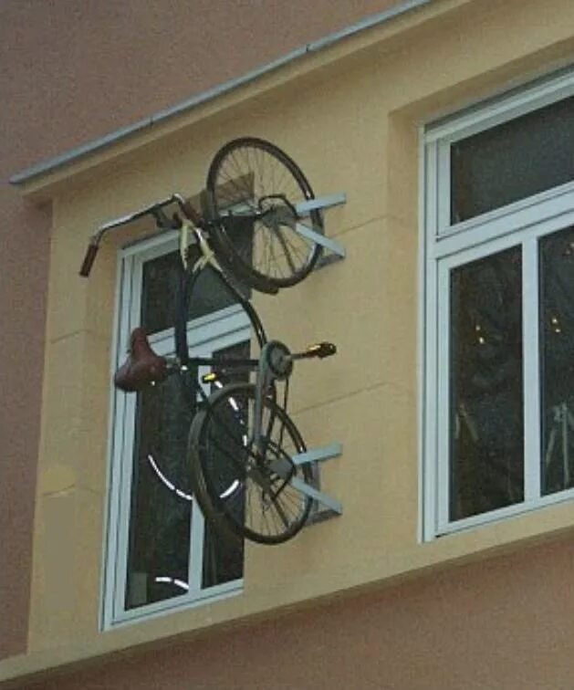 Можно ли хранить на лестничной площадке. Велосипед на балконе. Крепление для велосипеда на балконе. Крепление для велосипеда в подъезде. Кронштейн для велика на балконе.
