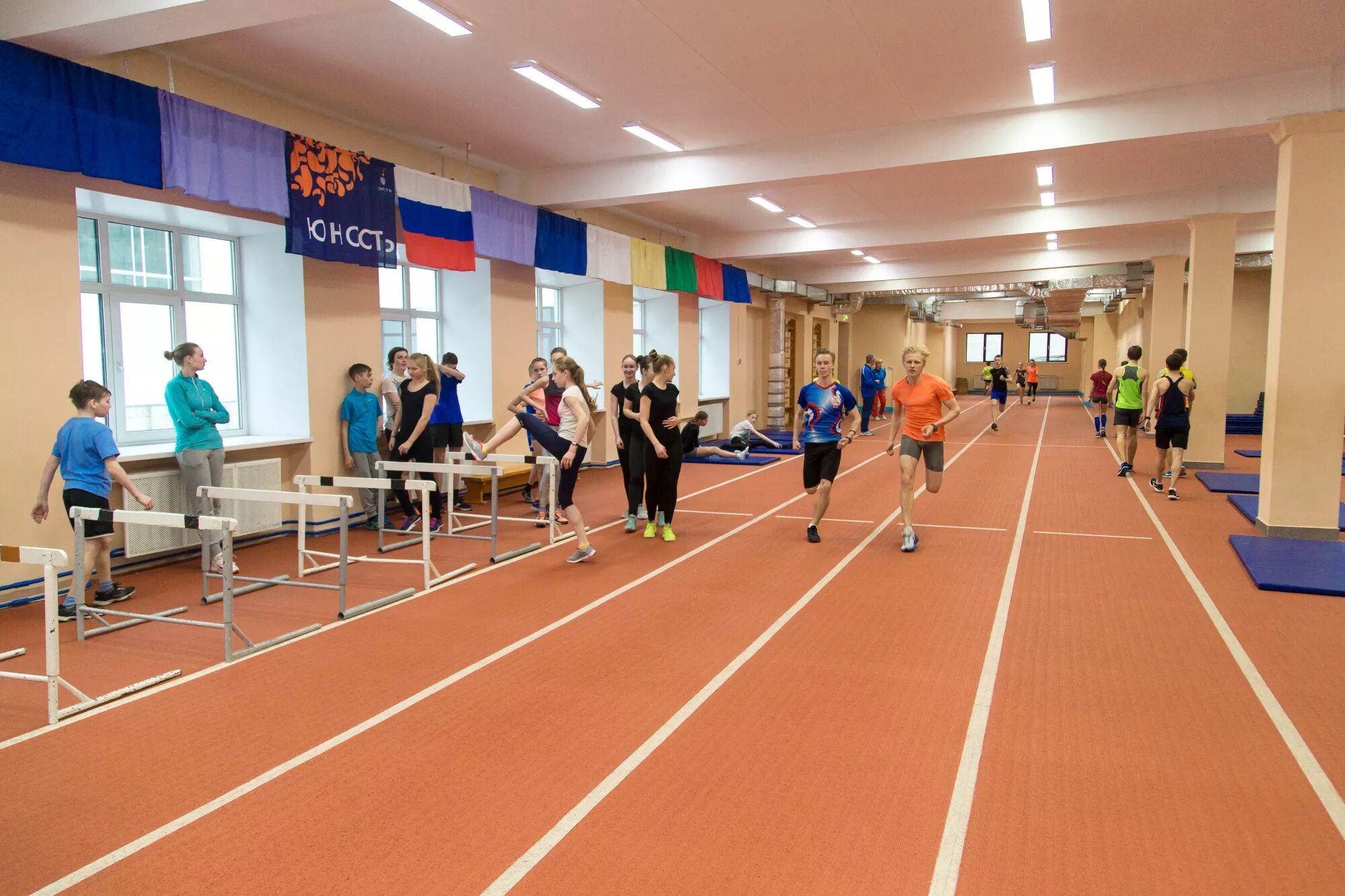 легкоатлетический манеж красноярск. сайт дома спорта. бгту дом спорта. советские спортивные залы. физическая культура бгту.
