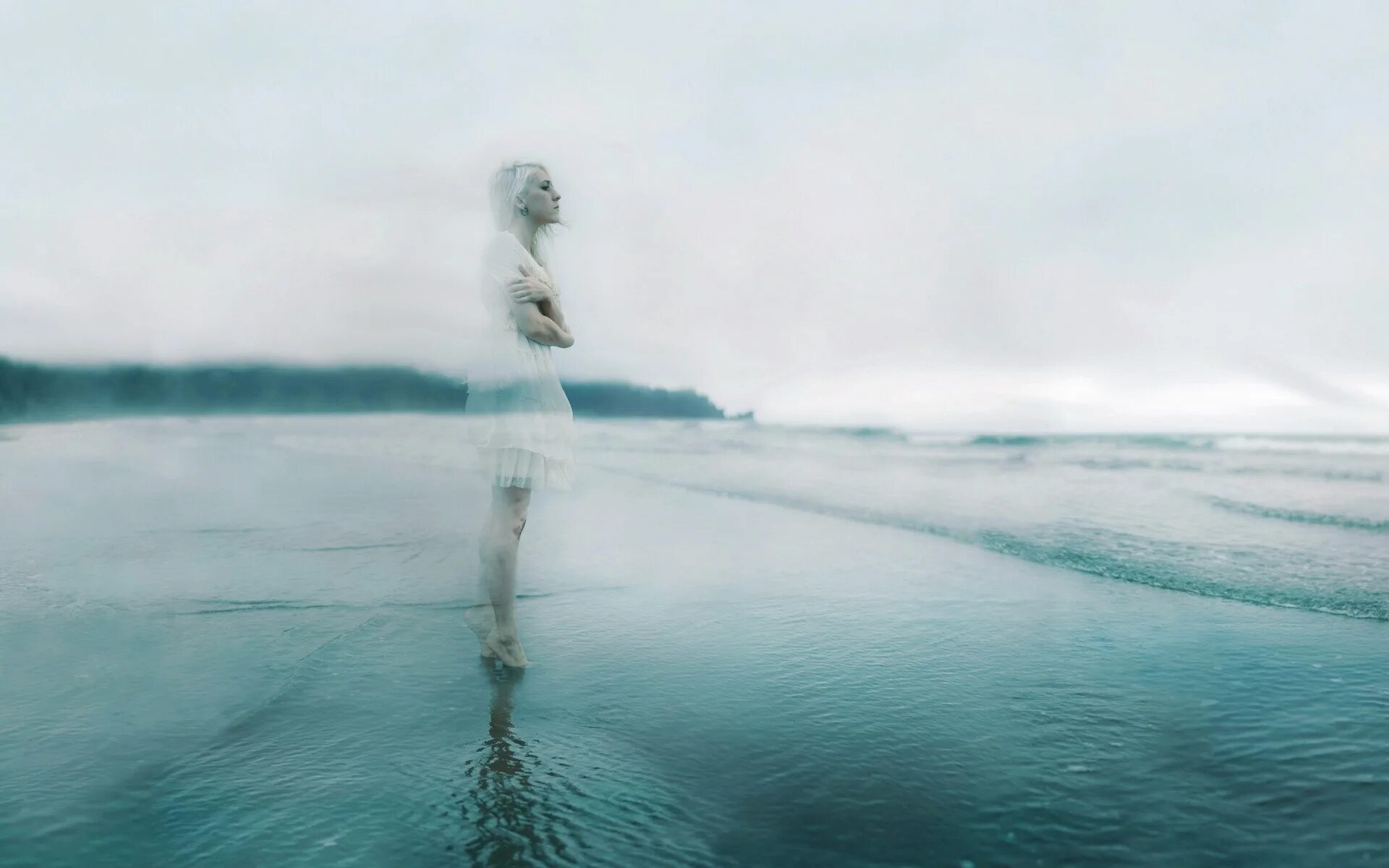 Девушка в тумане. Атмосферные воды. Девушка призрак. Девушка в воде в тумане.