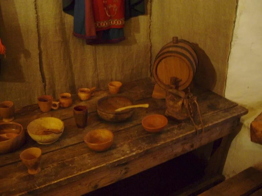 Одежда и посуда 16 17 века. Посуда крестьян в 17 веке. Крестьянская посуда 17 века. Крестьянская посуда 16 век. Старинная деревянная посуда.
